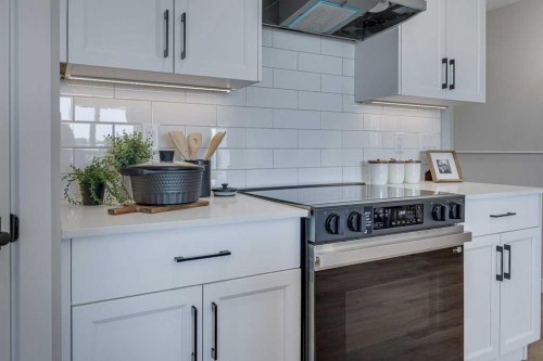 83 Gray Close, Sylvan Lake, AB - Indoor Photo Showing Kitchen