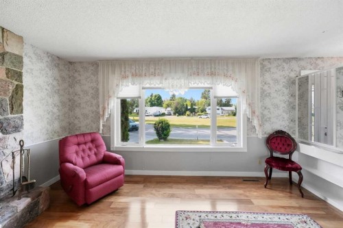 8 Sydney Close, Red Deer, AB - Indoor Photo Showing Living Room