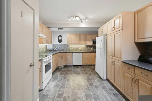 8 Sydney Close, Red Deer, AB - Indoor Photo Showing Kitchen
