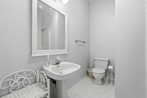 8 Sydney Close, Red Deer, AB - Indoor Photo Showing Bathroom