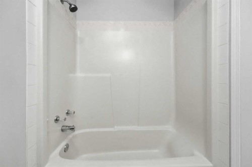 8 Sydney Close, Red Deer, AB - Indoor Photo Showing Bathroom