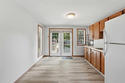 8 Sydney Close, Red Deer, AB - Indoor Photo Showing Kitchen