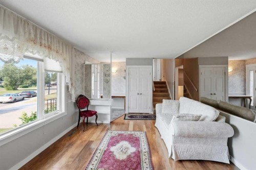 8 Sydney Close, Red Deer, AB - Indoor Photo Showing Living Room