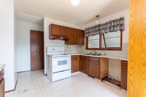 1910 26 Avenue, Delburne, AB - Indoor Photo Showing Kitchen With Double Sink