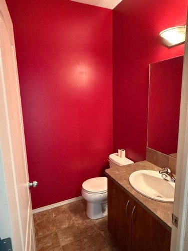 74 Parkway Drive, Blackfalds, AB - Indoor Photo Showing Bathroom