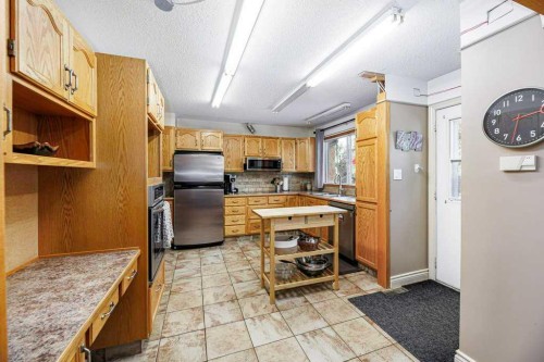 65 Hart Crescent South, Red Deer, AB - Indoor Photo Showing Kitchen