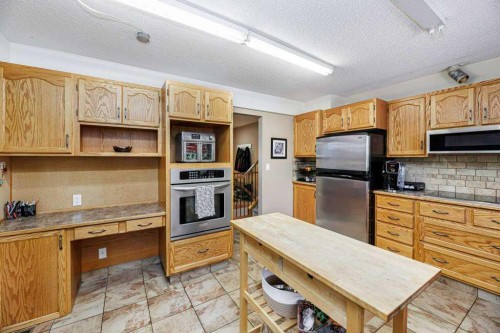 65 Hart Crescent South, Red Deer, AB - Indoor Photo Showing Kitchen