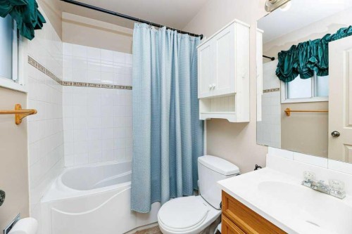 65 Hart Crescent South, Red Deer, AB - Indoor Photo Showing Bathroom