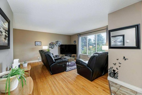 65 Hart Crescent South, Red Deer, AB - Indoor Photo Showing Living Room