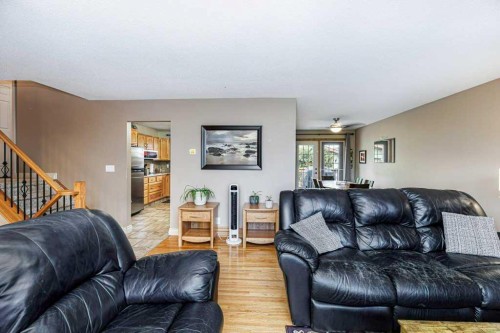 65 Hart Crescent South, Red Deer, AB - Indoor Photo Showing Living Room