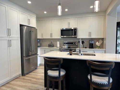 95 Golden Crescent, Red Deer, AB - Indoor Photo Showing Kitchen With Stainless Steel Kitchen With Double Sink With Upgraded Kitchen