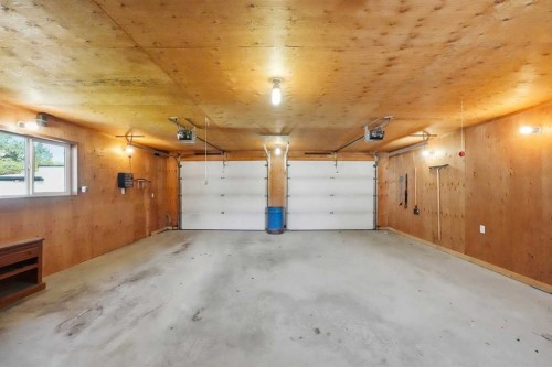 4591 Eastview Crescent, Rimbey, AB - Indoor Photo Showing Garage