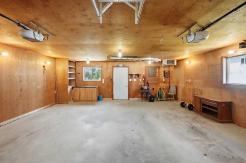 4591 Eastview Crescent, Rimbey, AB - Indoor Photo Showing Garage