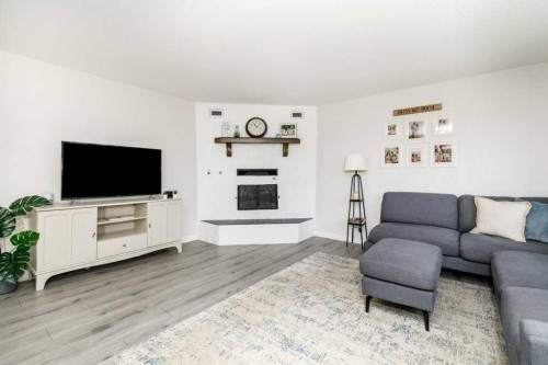 10 Odstone Green, Red Deer, AB - Indoor Photo Showing Living Room
