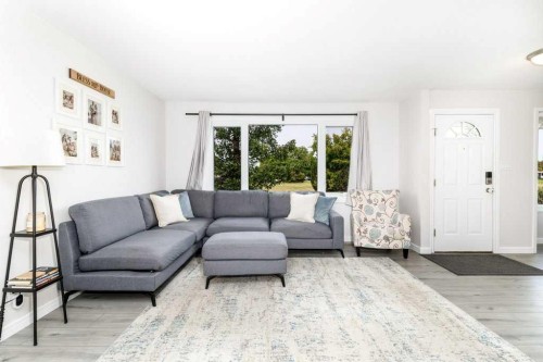 10 Odstone Green, Red Deer, AB - Indoor Photo Showing Living Room