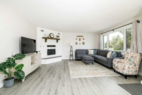 10 Odstone Green, Red Deer, AB - Indoor Photo Showing Living Room