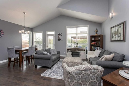 51 Emily Crescent, Lacombe, AB - Indoor Photo Showing Living Room