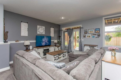 51 Emily Crescent, Lacombe, AB - Indoor Photo Showing Living Room