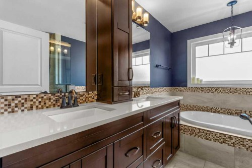 7 Rosewood Rise, Sylvan Lake, AB - Indoor Photo Showing Bathroom