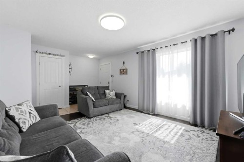 4814 Lorne Avenue, Blackfalds, AB - Indoor Photo Showing Living Room