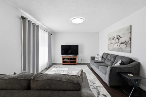 4814 Lorne Avenue, Blackfalds, AB - Indoor Photo Showing Living Room
