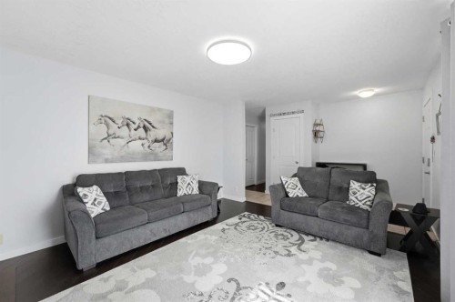 4814 Lorne Avenue, Blackfalds, AB - Indoor Photo Showing Living Room