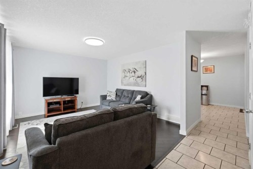 4814 Lorne Avenue, Blackfalds, AB - Indoor Photo Showing Living Room