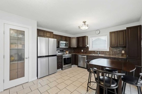 4814 Lorne Avenue, Blackfalds, AB - Indoor Photo Showing Kitchen