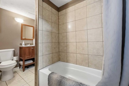 4814 Lorne Avenue, Blackfalds, AB - Indoor Photo Showing Bathroom