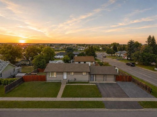 4814 Lorne Avenue, Blackfalds, AB - Outdoor