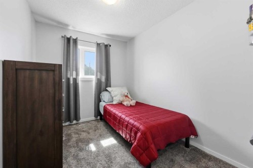 4814 Lorne Avenue, Blackfalds, AB - Indoor Photo Showing Bedroom