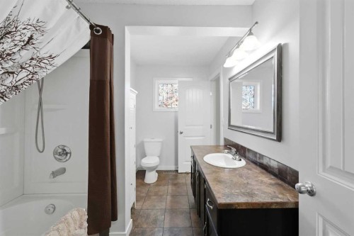 4814 Lorne Avenue, Blackfalds, AB - Indoor Photo Showing Bathroom