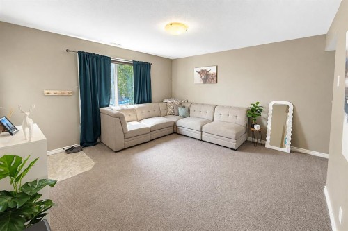 63 Hawkridge Boulevard, Penhold, AB - Indoor Photo Showing Living Room
