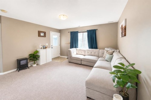 63 Hawkridge Boulevard, Penhold, AB - Indoor Photo Showing Living Room