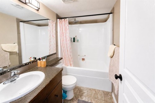 63 Hawkridge Boulevard, Penhold, AB - Indoor Photo Showing Bathroom