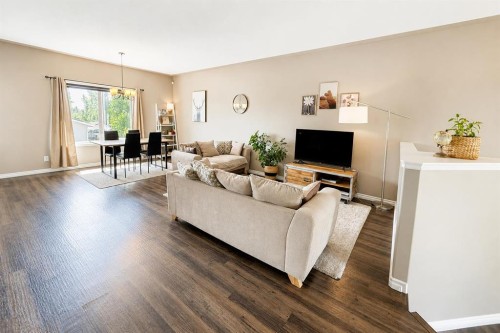 63 Hawkridge Boulevard, Penhold, AB - Indoor Photo Showing Living Room