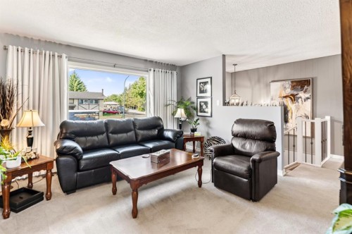 21 Malcolm Crescent, Red Deer, AB - Indoor Photo Showing Living Room