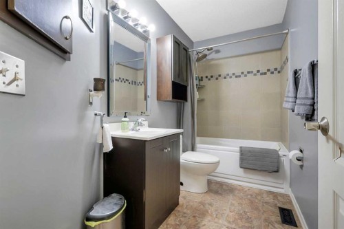 125 Crawford Street, Red Deer, AB - Indoor Photo Showing Bathroom