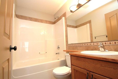 264 Vanson Close, Red Deer, AB - Indoor Photo Showing Bathroom