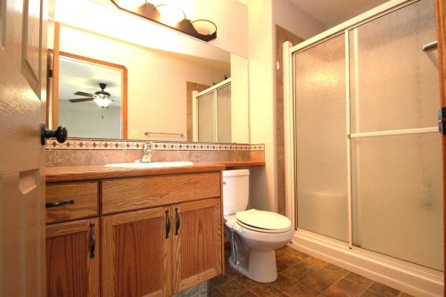 264 Vanson Close, Red Deer, AB - Indoor Photo Showing Bathroom