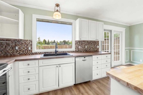 45 Northstar Drive, Lacombe, AB - Indoor Photo Showing Kitchen