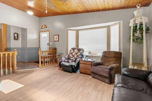 4732 48 Street, Sylvan Lake, AB - Indoor Photo Showing Living Room