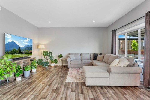 22 Bardwell Way, Sylvan Lake, AB - Indoor Photo Showing Living Room