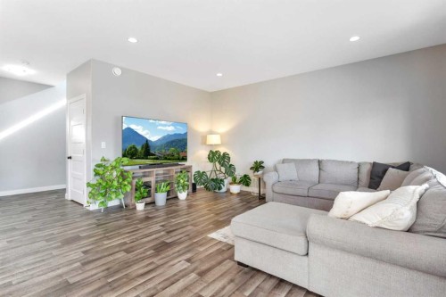 22 Bardwell Way, Sylvan Lake, AB - Indoor Photo Showing Living Room