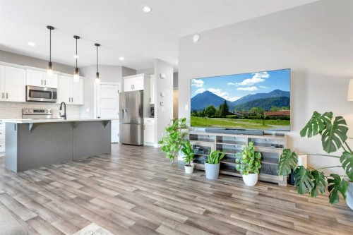 22 Bardwell Way, Sylvan Lake, AB - Indoor Photo Showing Kitchen