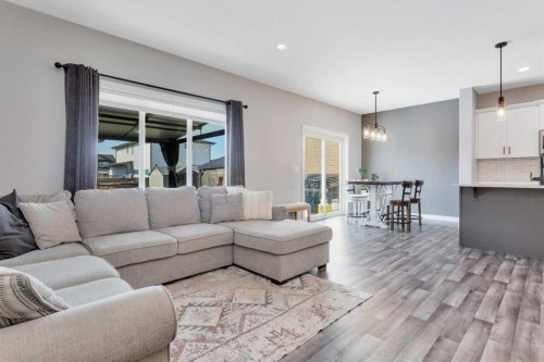 22 Bardwell Way, Sylvan Lake, AB - Indoor Photo Showing Living Room