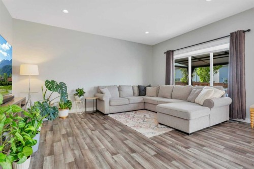 22 Bardwell Way, Sylvan Lake, AB - Indoor Photo Showing Living Room