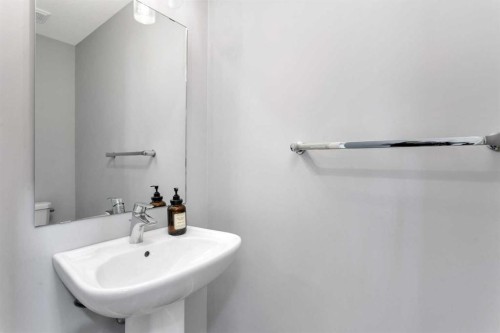 22 Bardwell Way, Sylvan Lake, AB - Indoor Photo Showing Bathroom