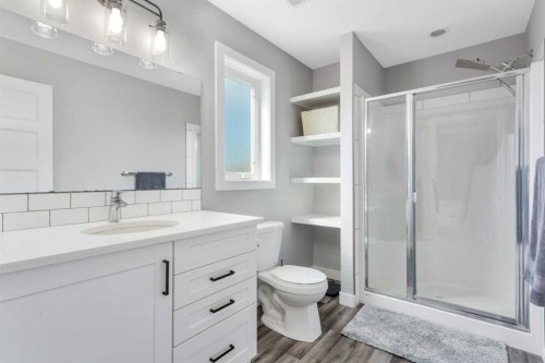 22 Bardwell Way, Sylvan Lake, AB - Indoor Photo Showing Bathroom