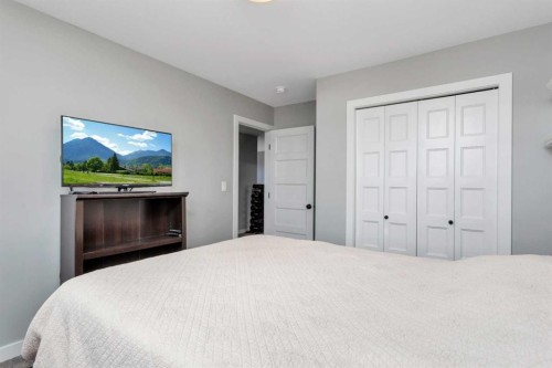 22 Bardwell Way, Sylvan Lake, AB - Indoor Photo Showing Bedroom
